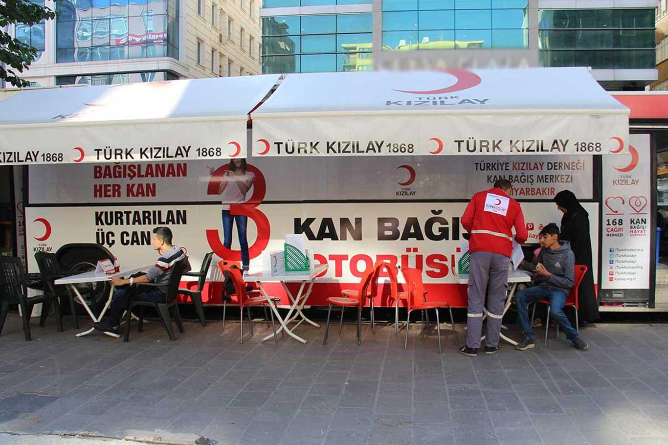 "Kan vermek büyük bir fedakârlık örneğidir" "Kan vermek büyük bir fedakârlık örneğidir"